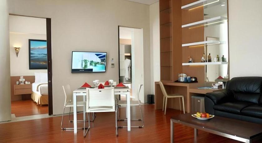 Megaland Hotel Solo Dış mekan fotoğraf