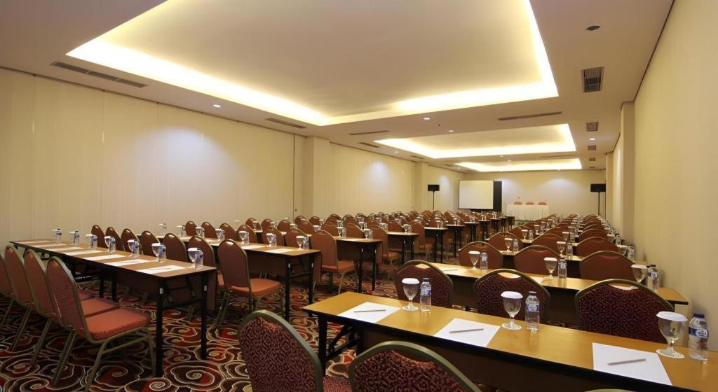 Megaland Hotel Solo Dış mekan fotoğraf